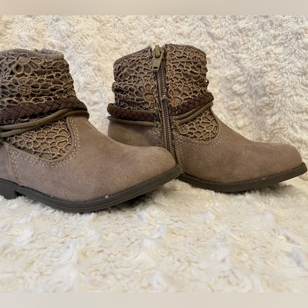 Girls suede boots